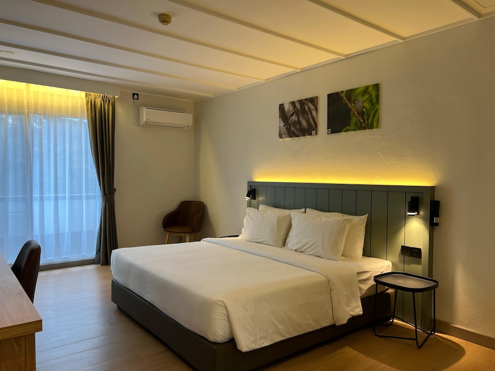 Room, King Bed, Golf Course View
