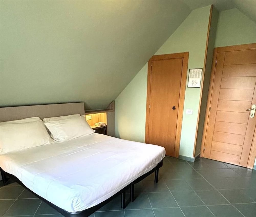ROOM, TRIPLE, SEA VIEW