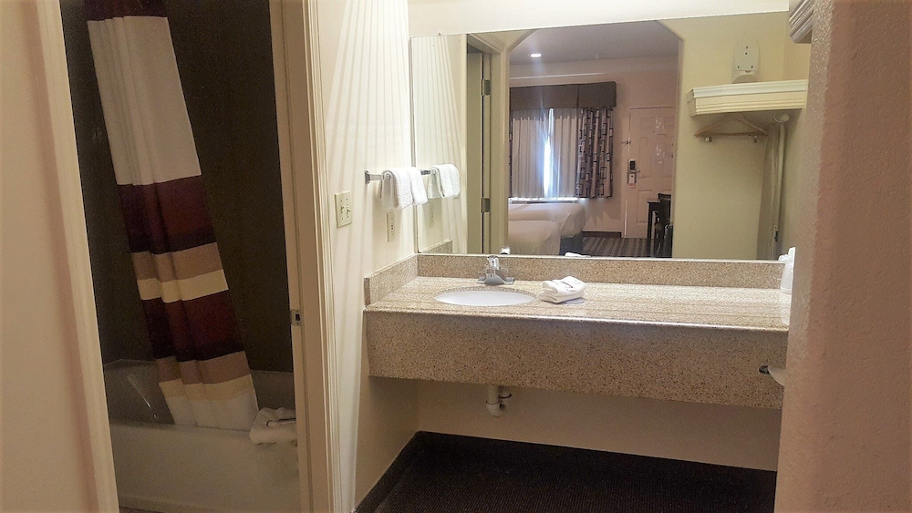 Red Roof Inn & Suites Houston Humble/Iah Airport 13/19