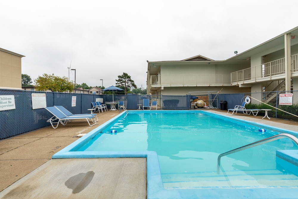 Days Inn by Wyndham New Philadelphia 27/36