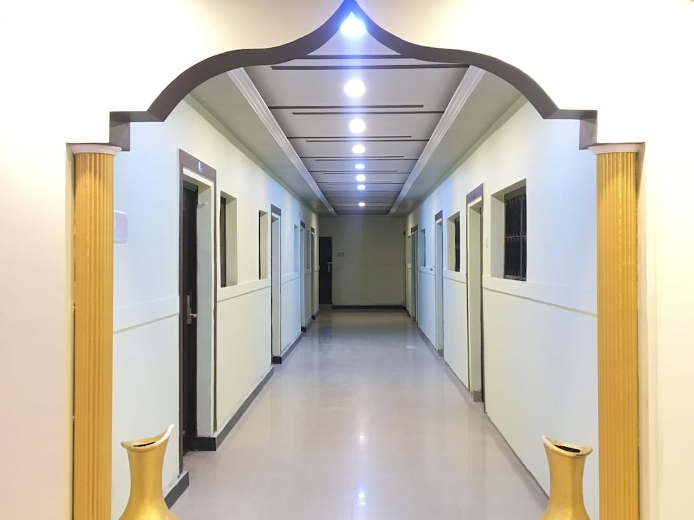 Hotel Mangalam Palace 4/17