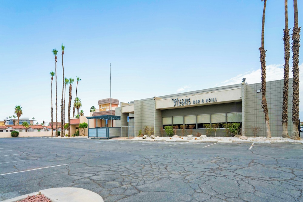 Royal Plaza Inn Indio 57/61