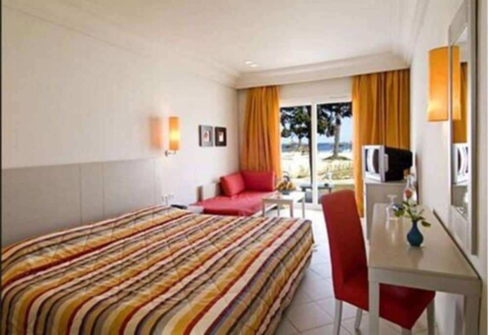 ROOM, TRIPLE