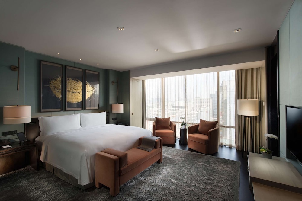 Ambassador, Suite, King Bed, Bunk Bed