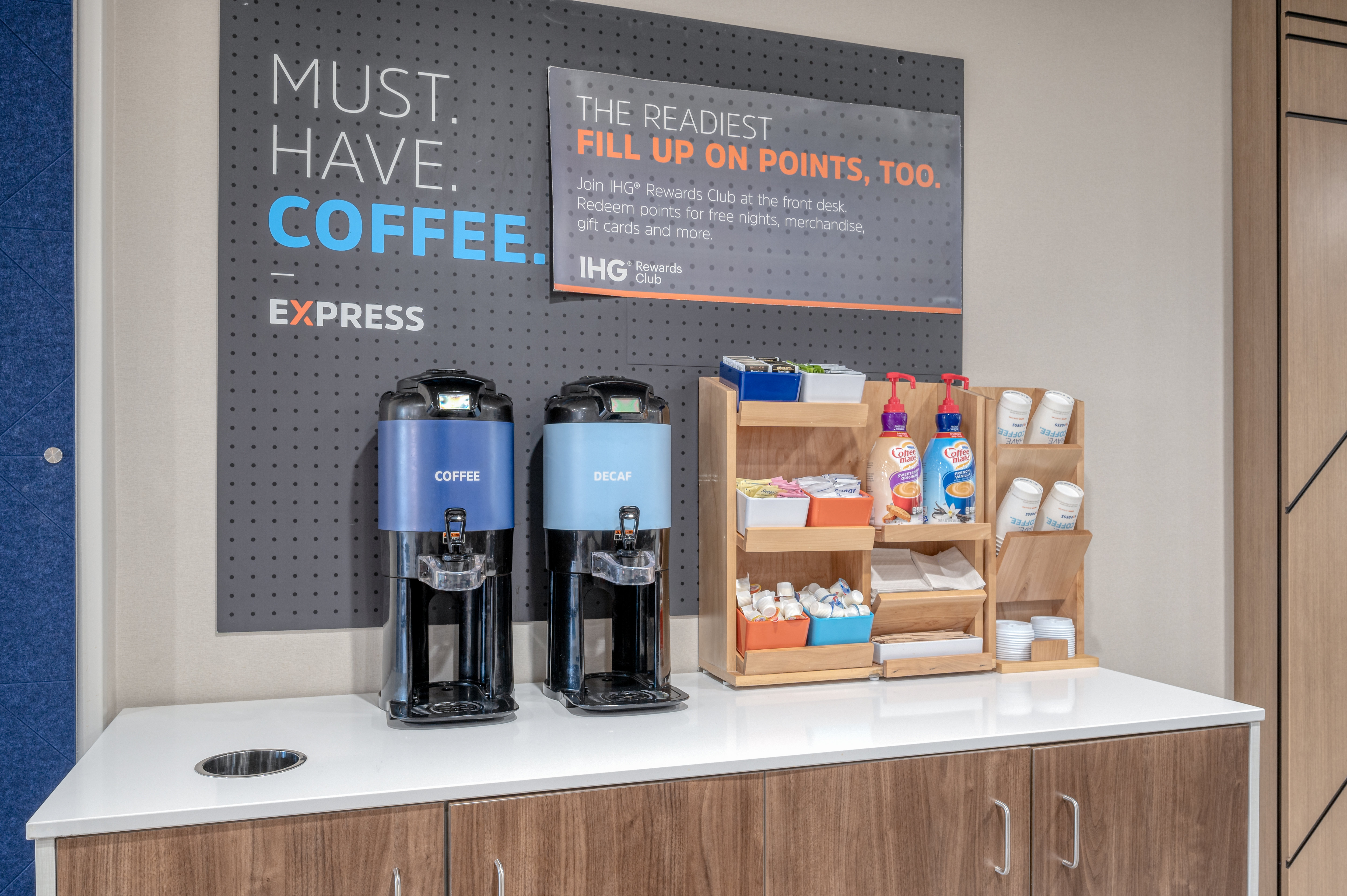 Holiday Inn Express & Suites Columbus Airport 6/50