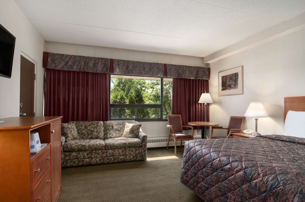 Travelodge by Wyndham Edmonton East 15/29
