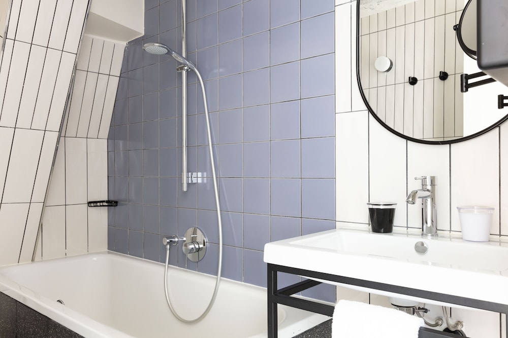 Deluxe, Queen Bed, City or Courtyard View، Hotel Bastille Speria 7/9