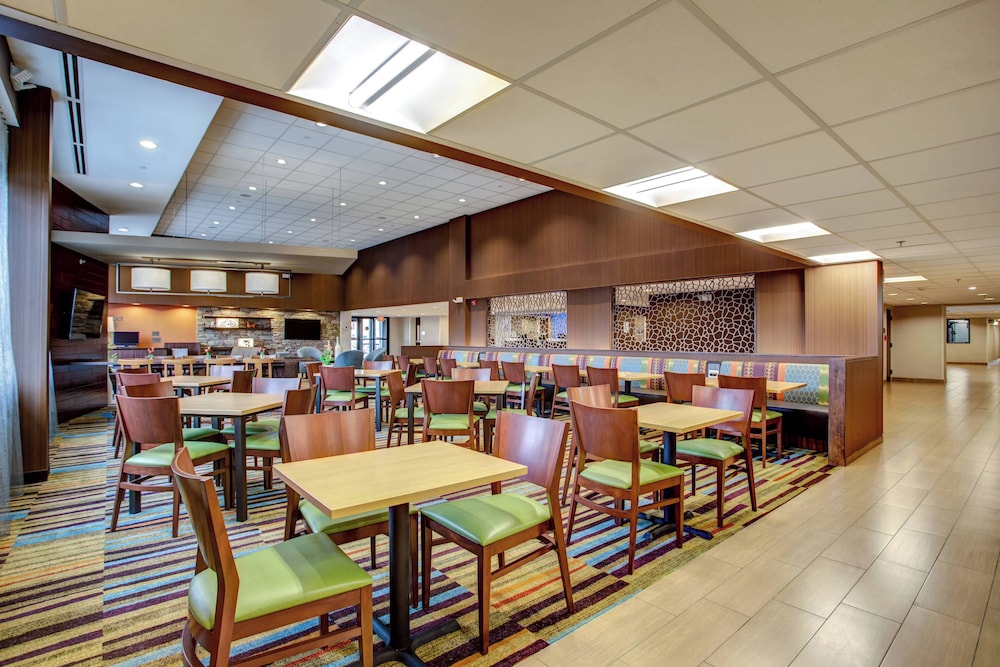 Fairfield Inn Suites Springfield Holyoke 25/35