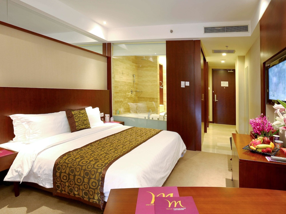DELUXE, KING BED