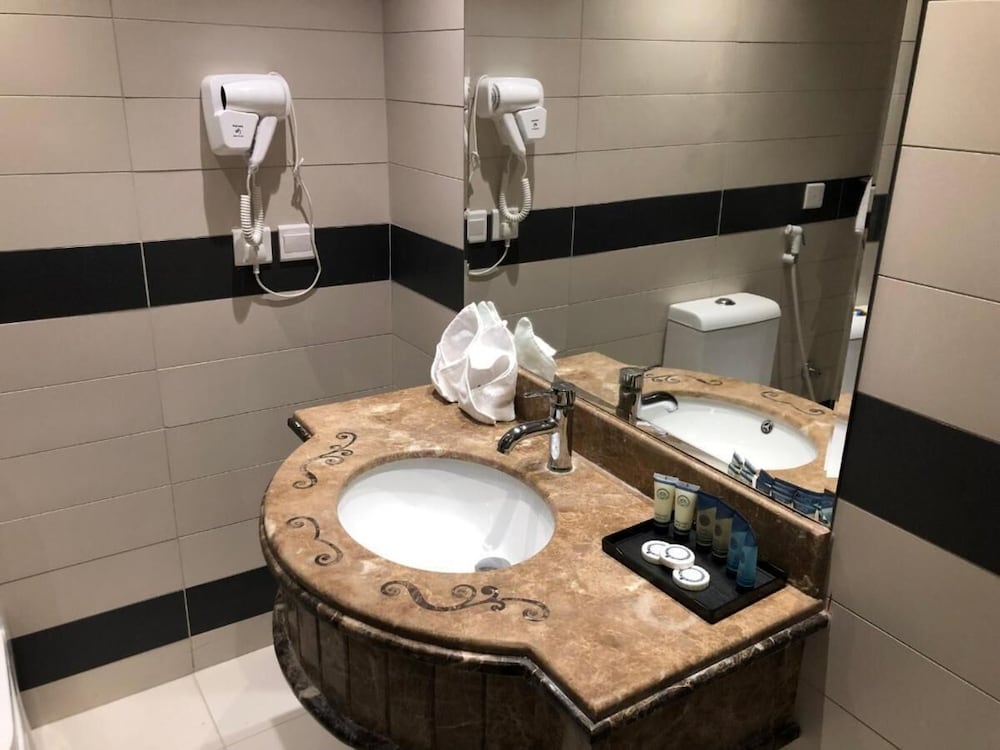 جناح ديلوكس بسرير كينج بإطلالة على المدينة بغرفة نوم واحدة مع أريكة، Asal Al Hamra Hotel Jeddah 5/5