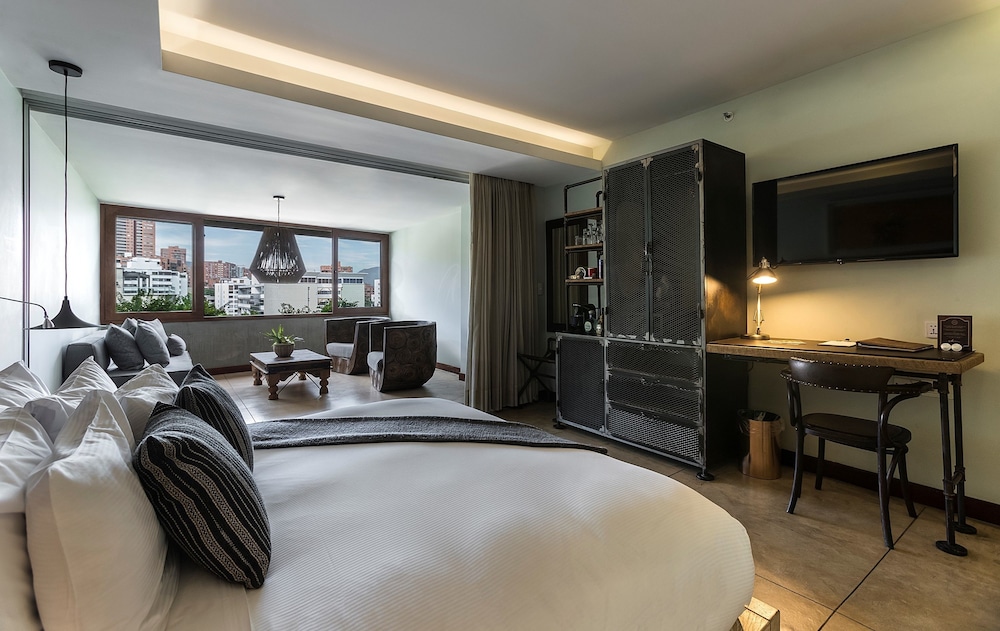 The Charlee Hotel 20/75