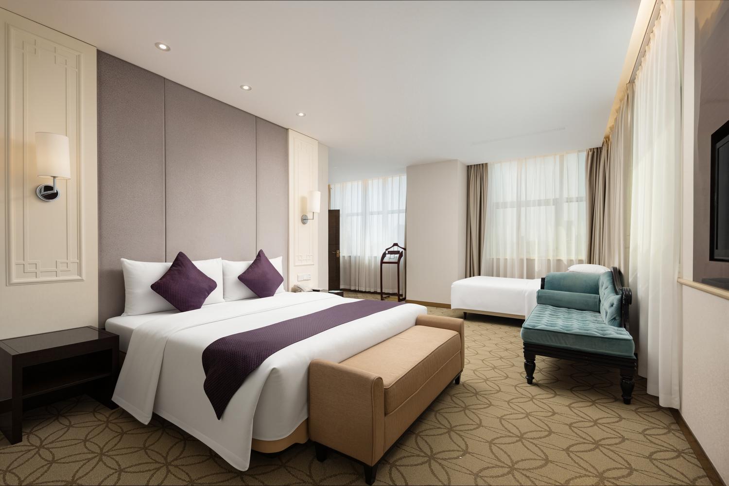 Select, Suite, 1 Queen and 1 Single Bed