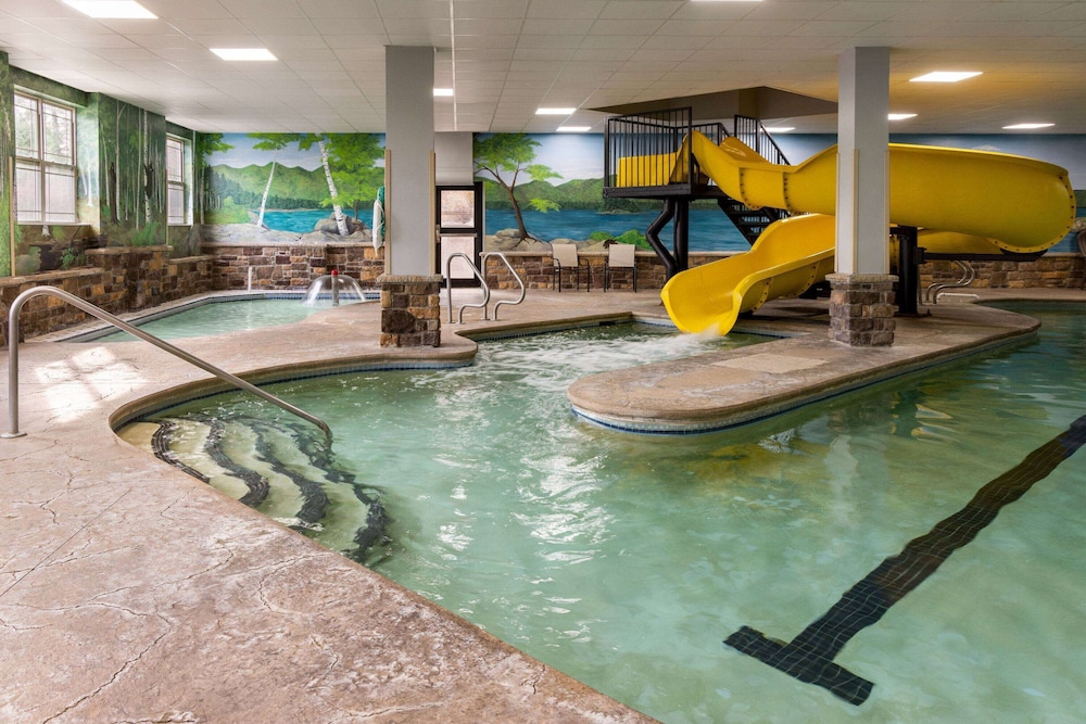 La Quinta Inn and Suites by Wyndham Lake George 44/50