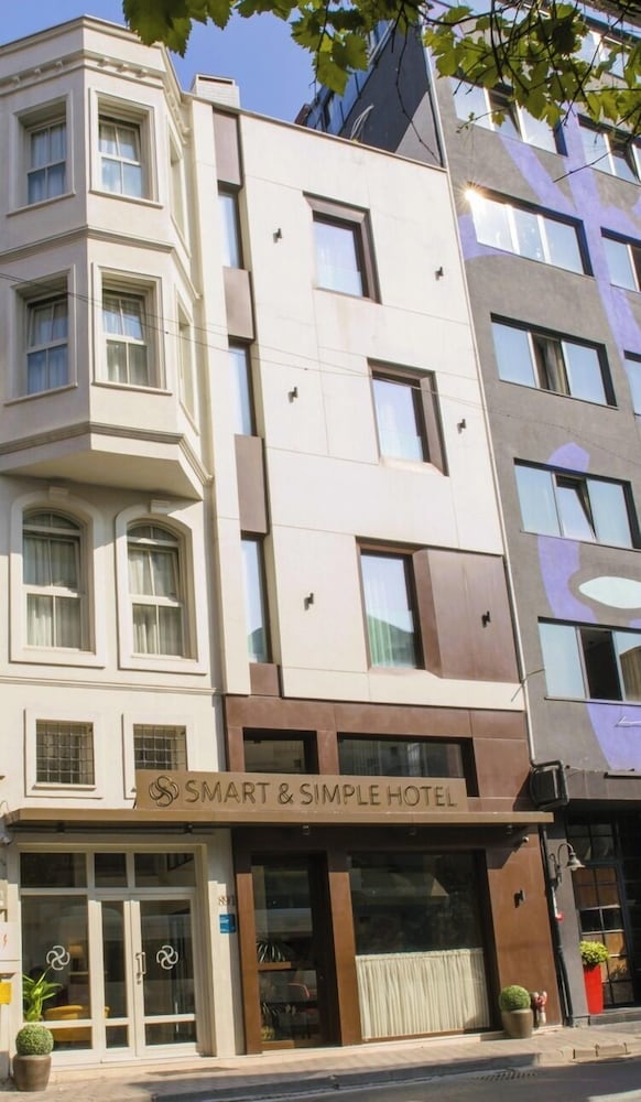 Smart and Simple Hotel Karakoy 1/50