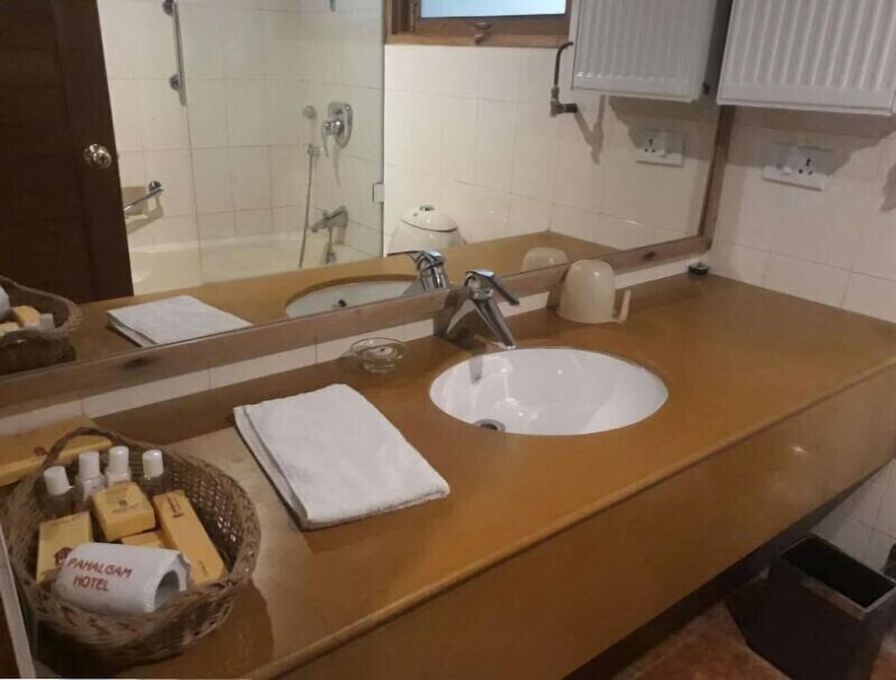 PAHALGAM HOTEL 38/39