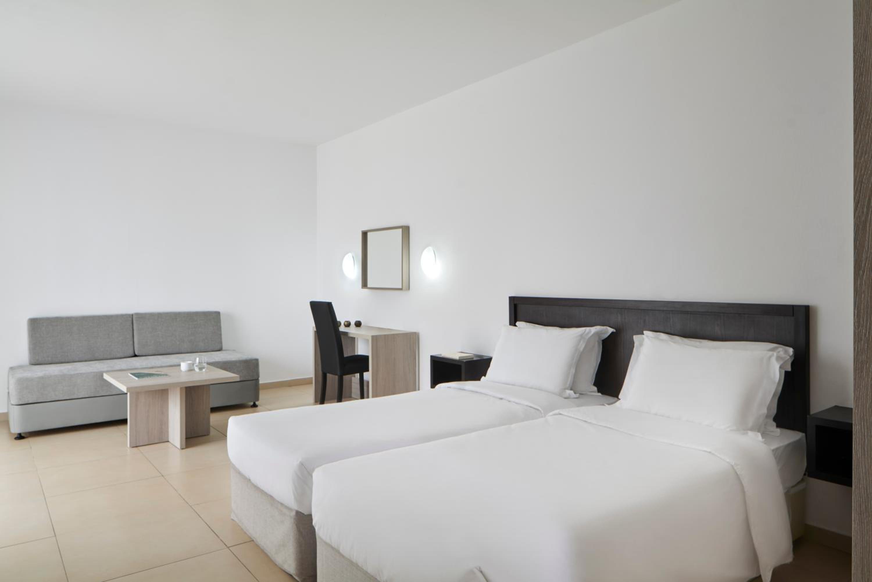 Studio, King Bed, Lateral Side Sea View
