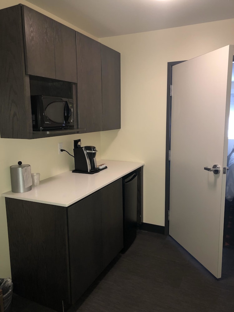 Holiday Inn & Suites Mount Pleasant 25/64