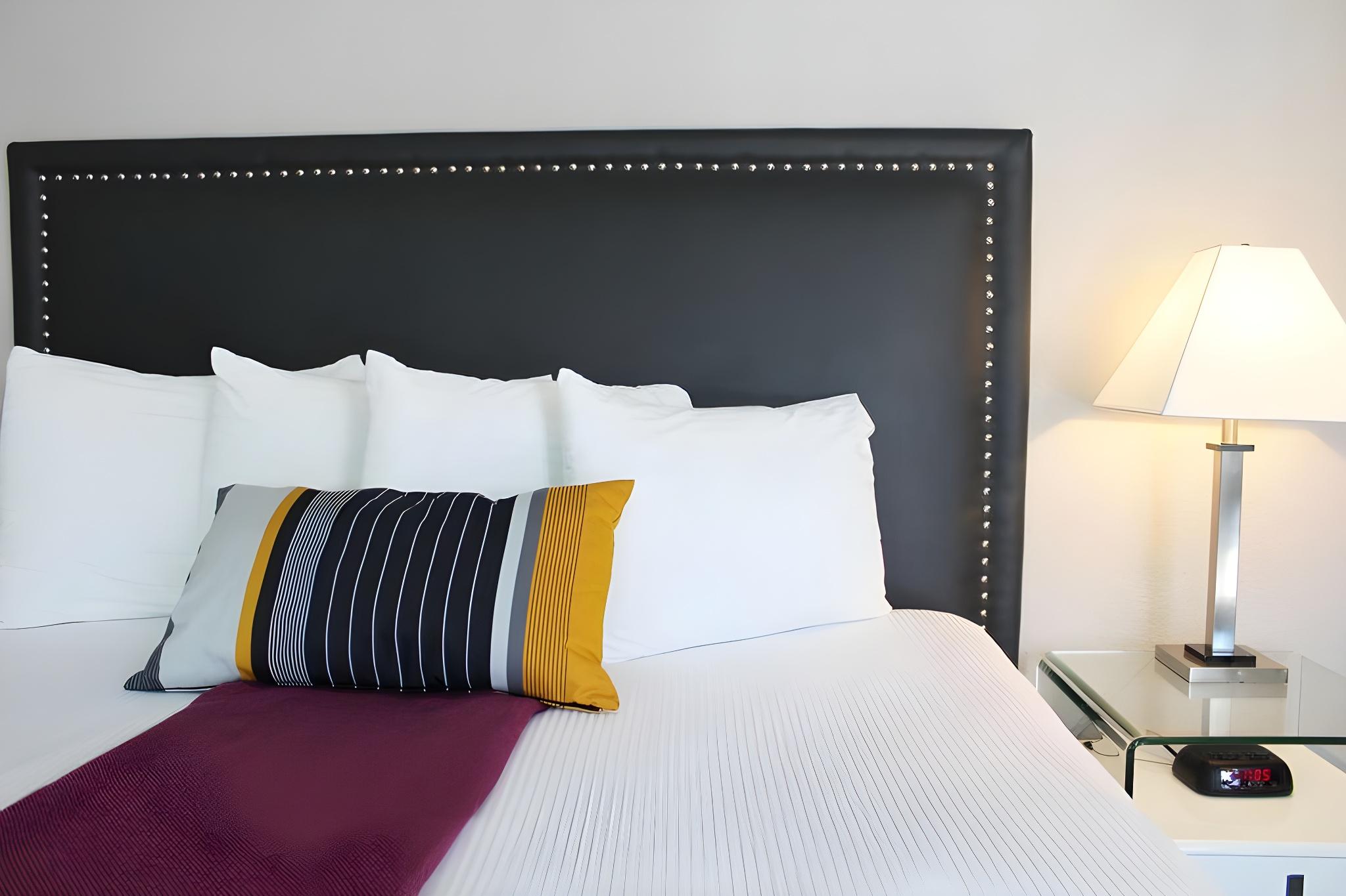 SUITE, KING BED, JETTED TUB