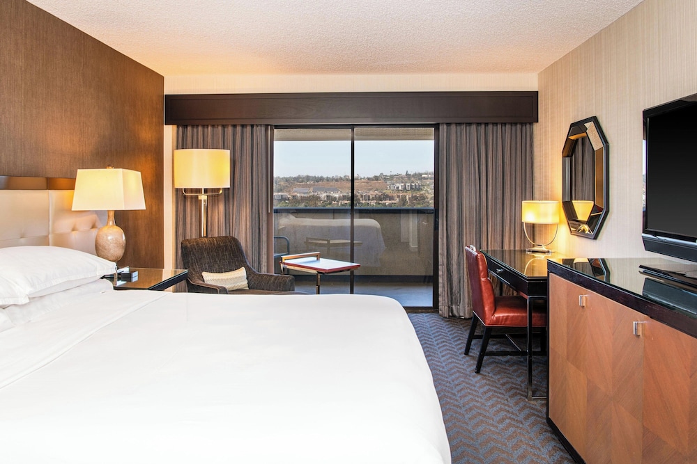 غرفة بسرير كينج بشرفة، Sheraton Mission Valley San Diego 2/5