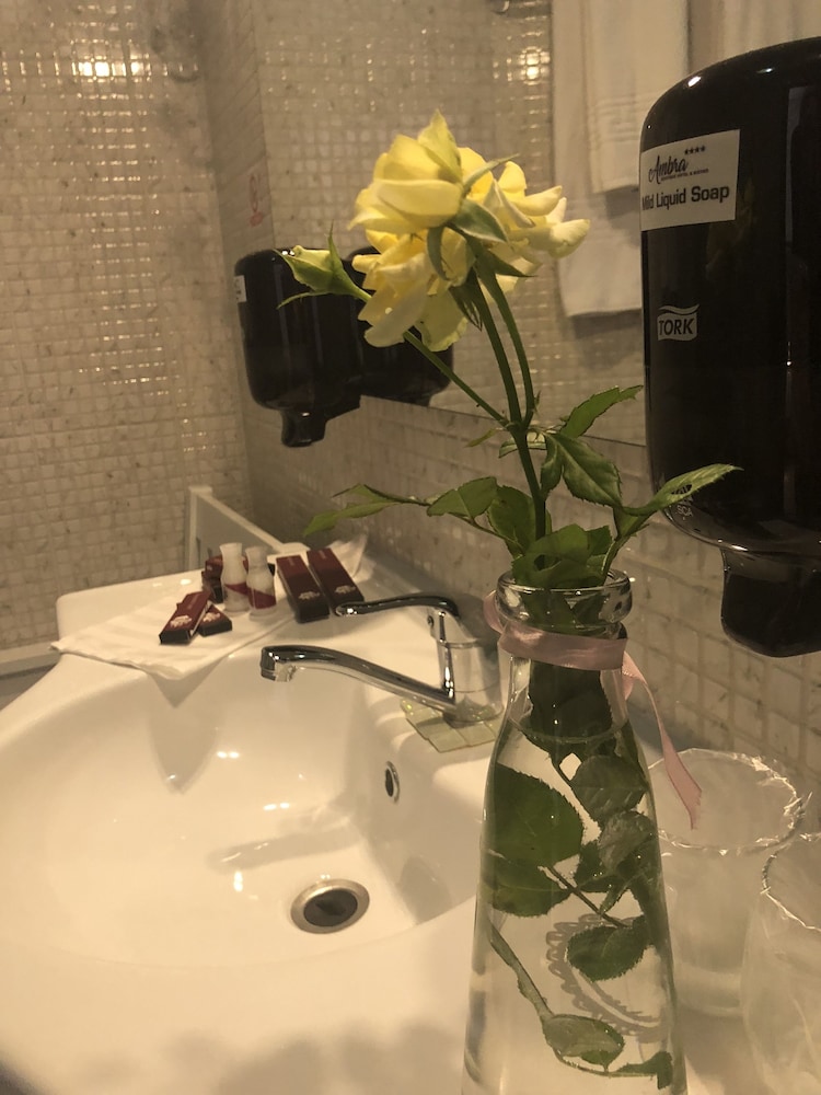 Ambra Boutique Hotel And Bistro 63/68