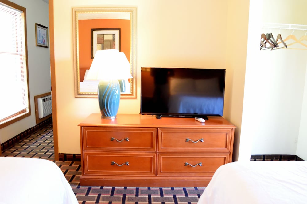 Great Lakes Inn and Suites 11/45