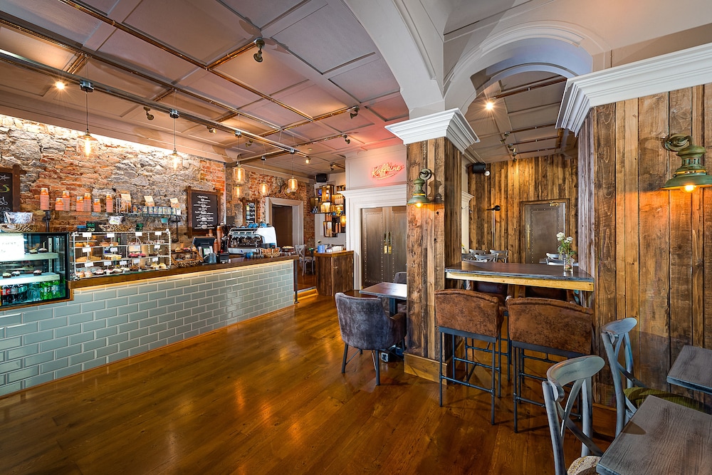 Queens Hotel And Nightclub 15/22