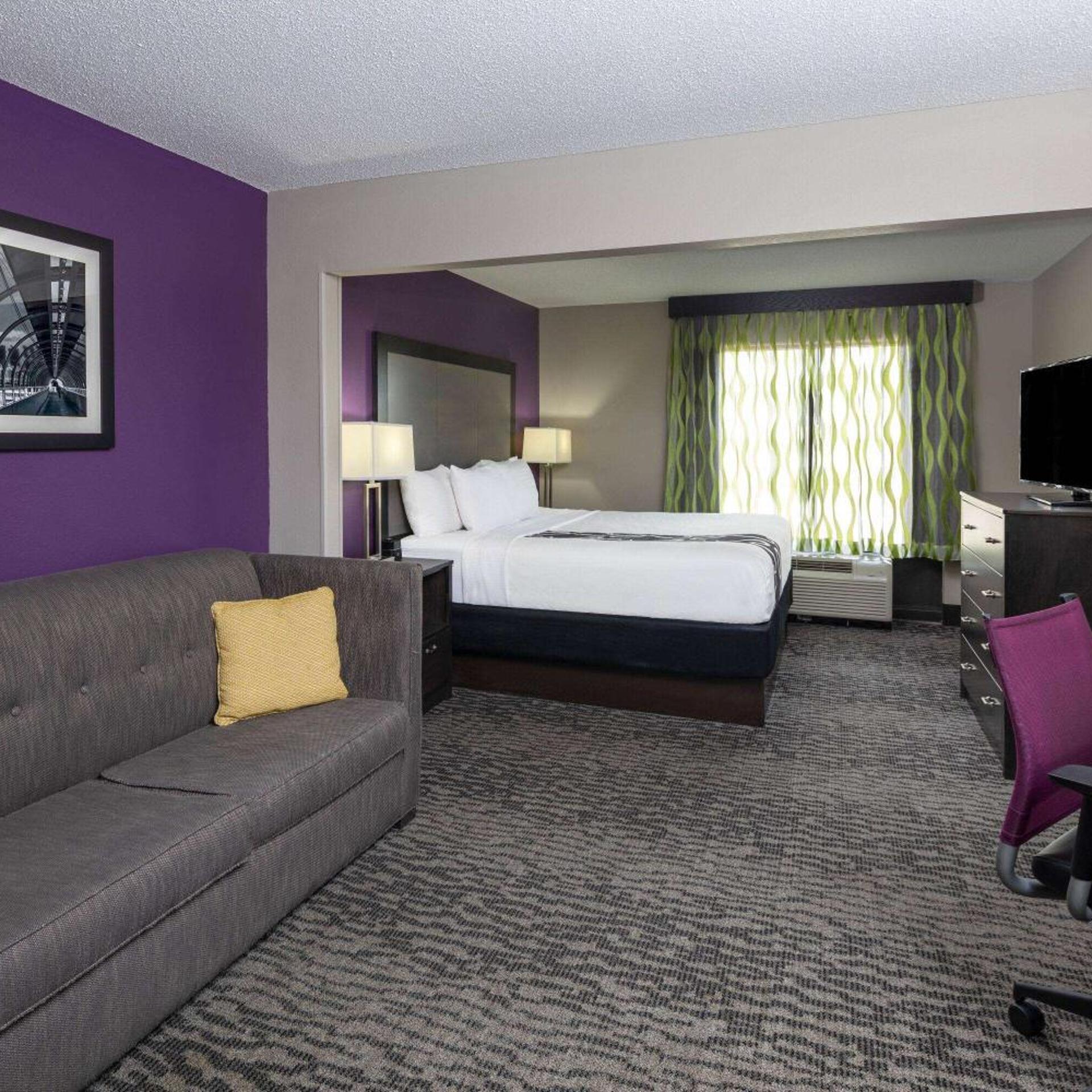 غرفة تنفيذية بسرير كينج مع أريكة، La Quinta Inn and Suites by Wyndham Kennesaw 4/8