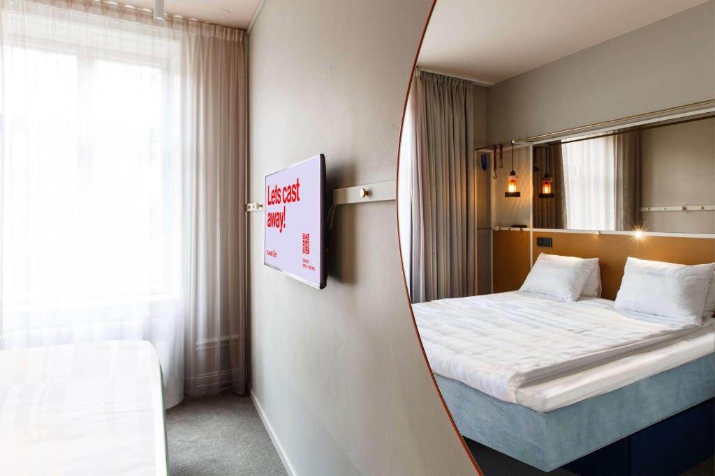Room, Murphy Bed, Queen Bed