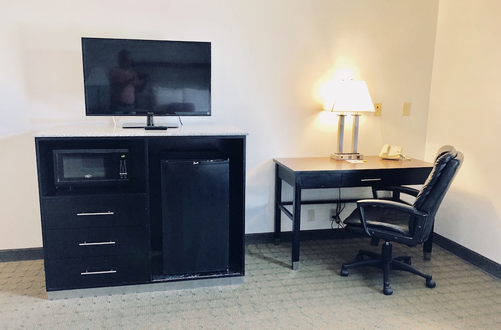 Days Inn & Suites by Wyndham Lakeland 68/85