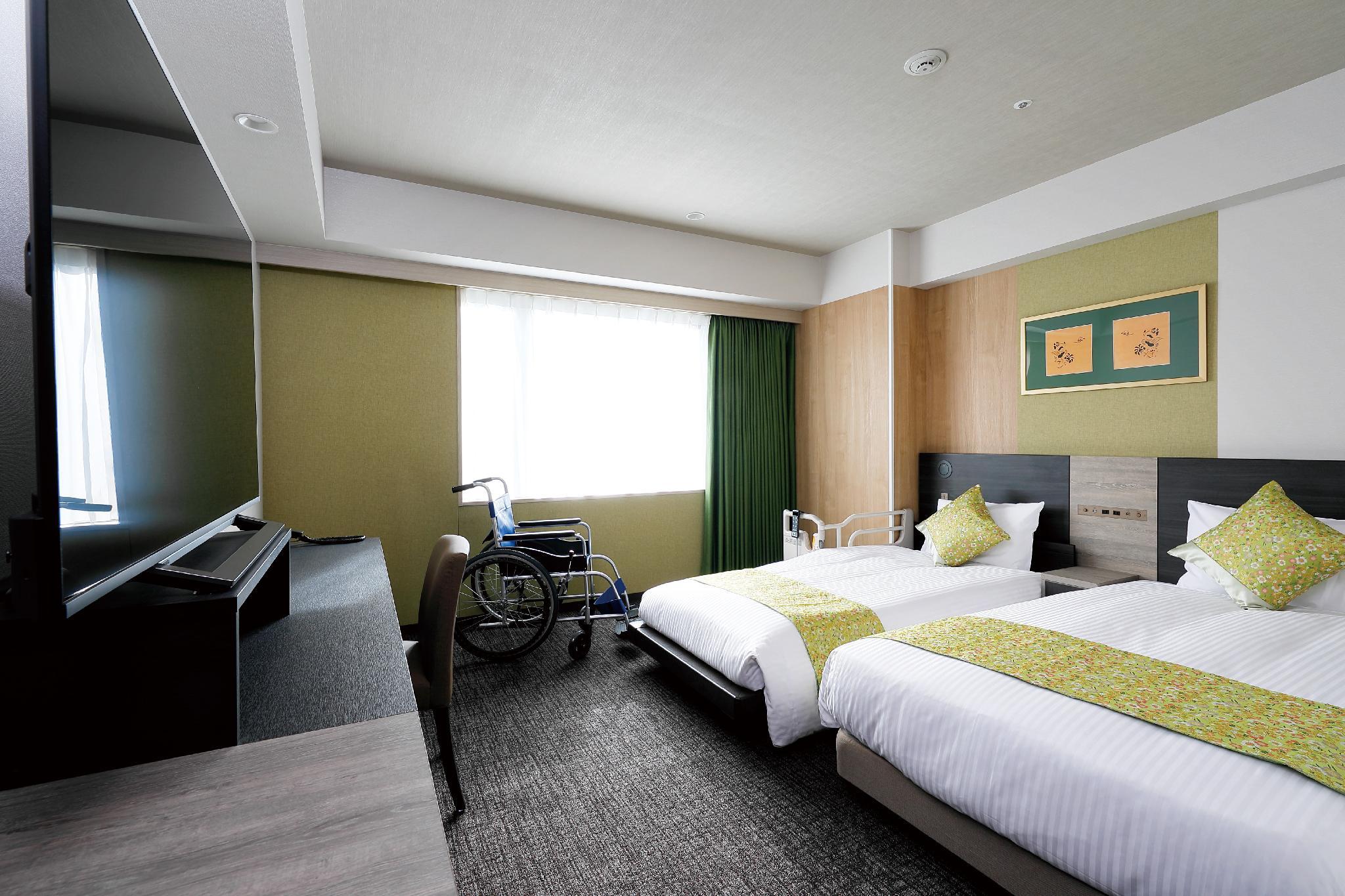 Universal, Twin Beds