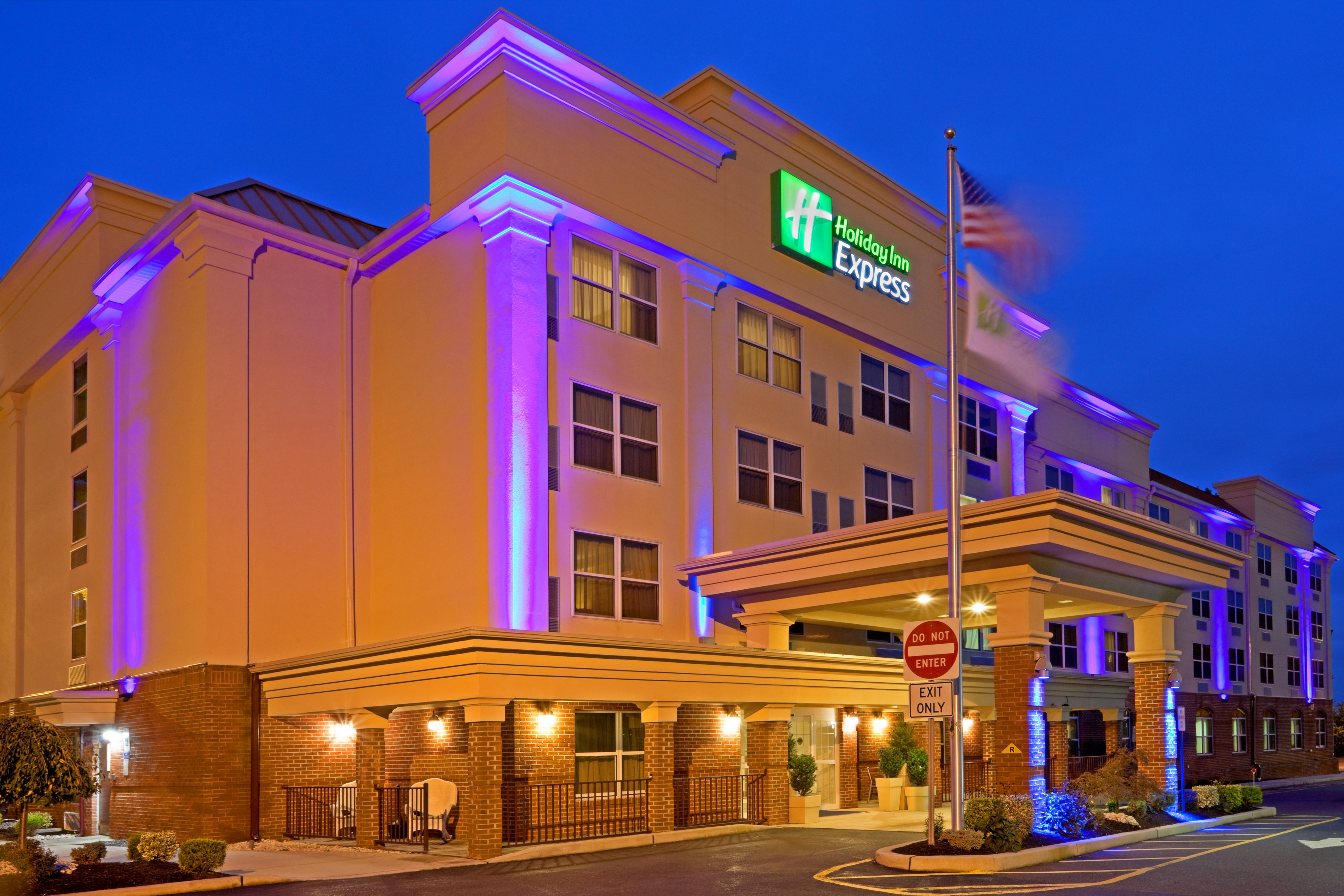 Holiday Inn Express Woodbridge 62/64