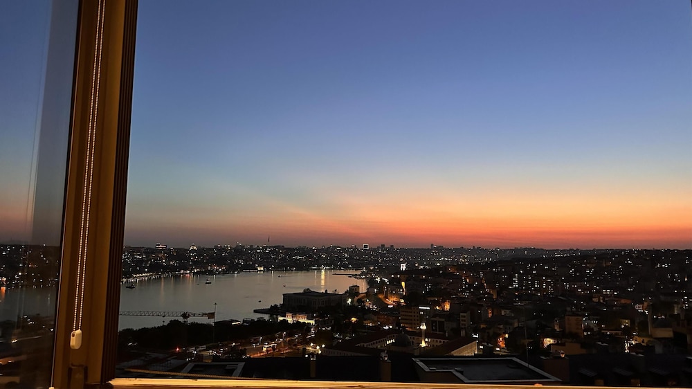 Radisson Blu Hotel Istanbul Pera 74/78