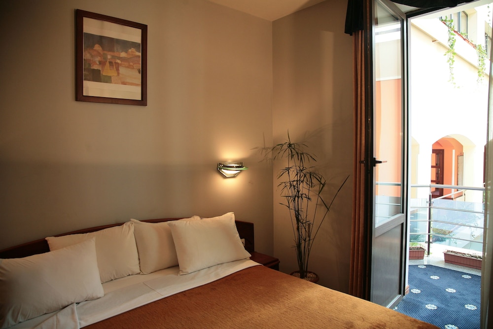 Ararat Hotel 9/50