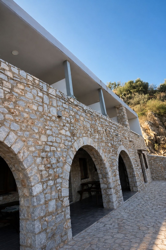 Lalloudes Seaside Accommodation 1/50