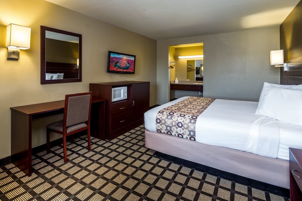 Travelers Inn 16/48