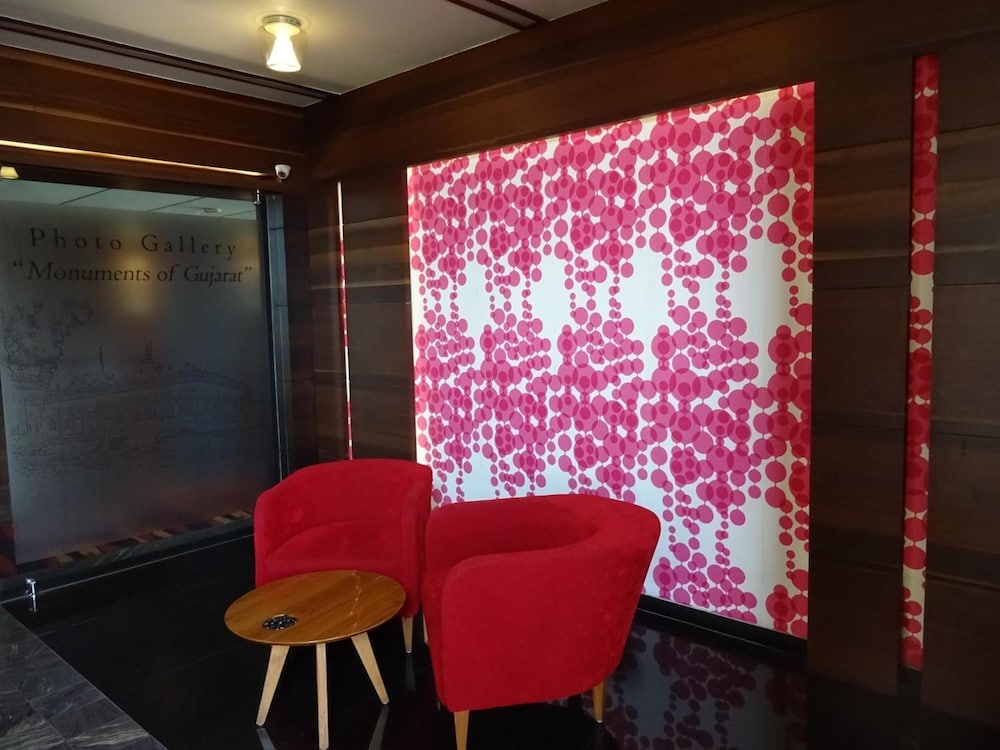 Hotel Cosmopolitan Ahmedabad 35/62