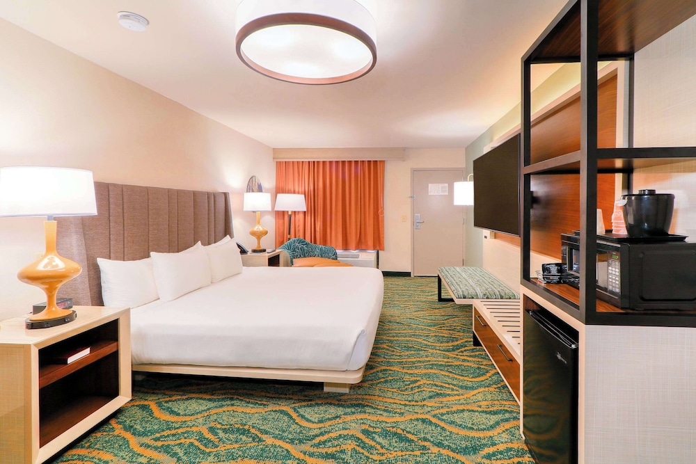 ROOM, QUEEN BED