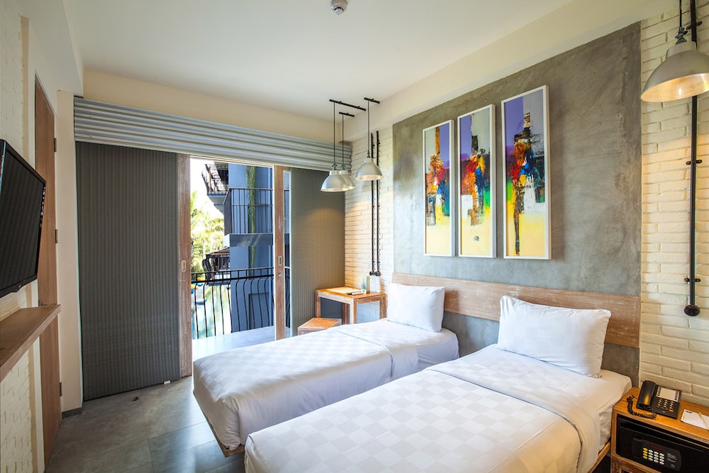 DELUXE, POOL VIEW, BALCONY