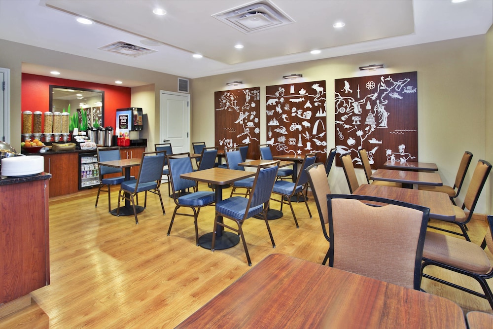 TownePlace Suites Republic Airport Long Island/Farmingdale 33/37