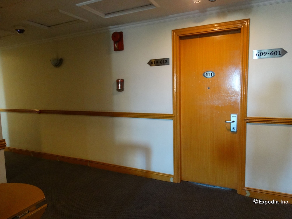 Aloha Hotel 25/48