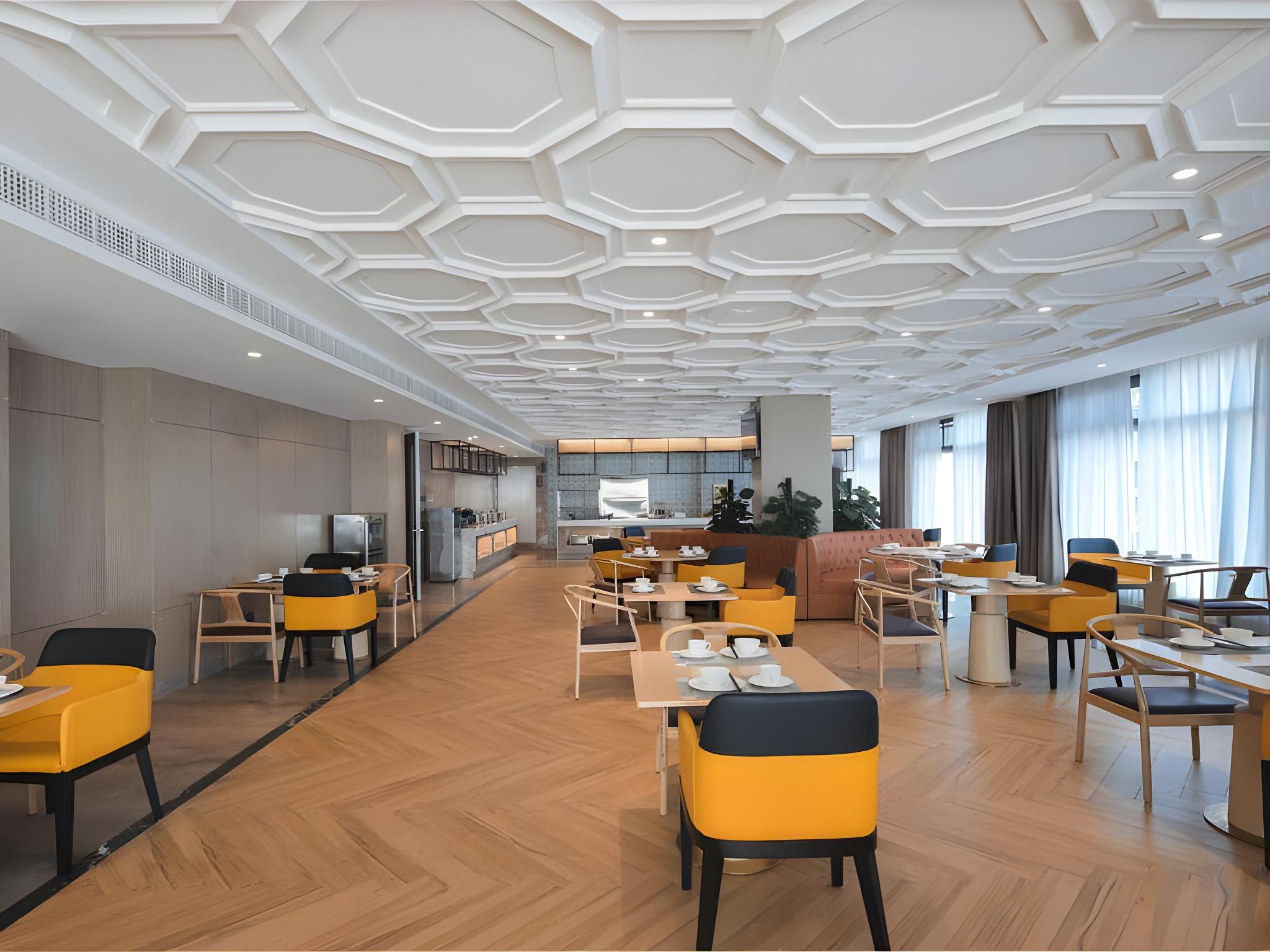 Daye Vienna International Hotel (Huangshi Daye Center High-speed Railway Station) 53/58