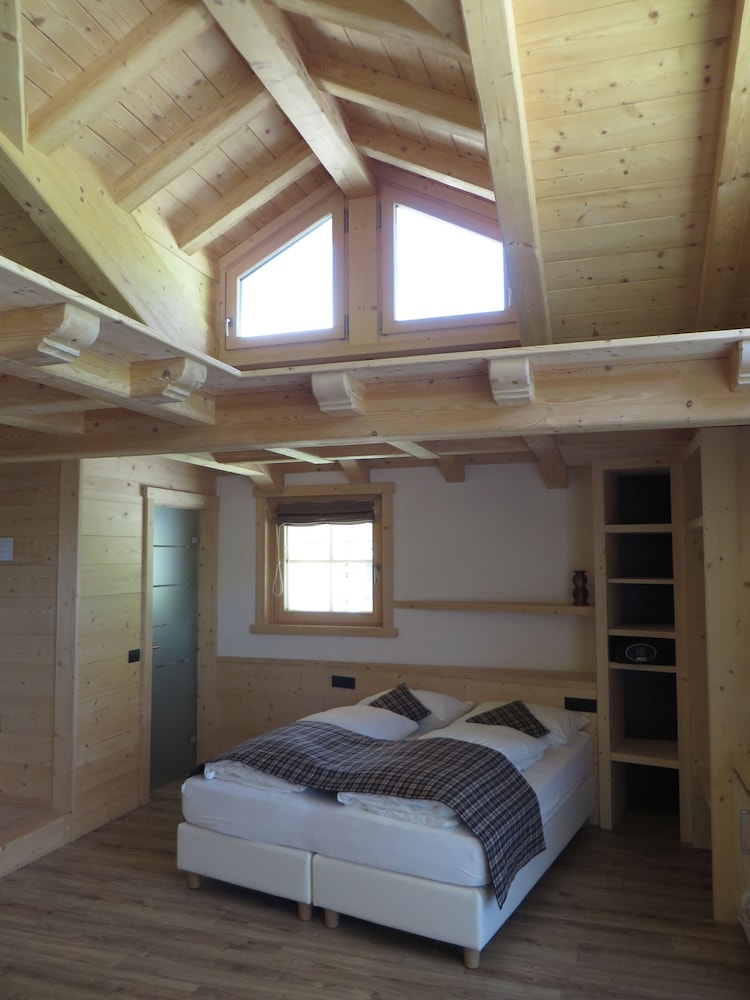 STUDIO, SUITE