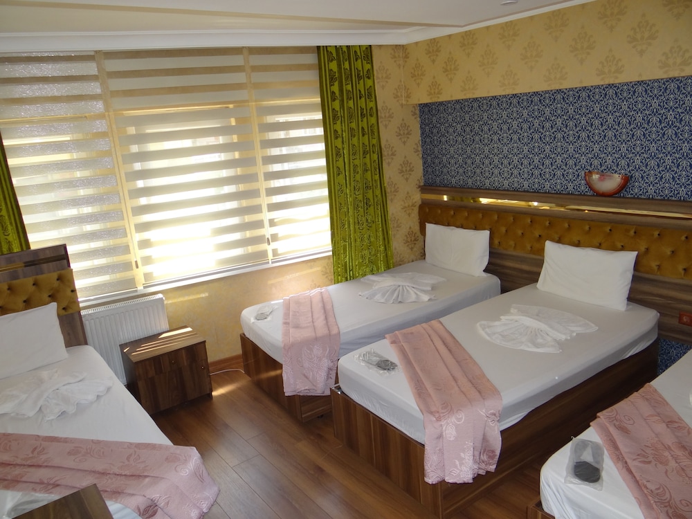 ROOM, 4 KITCHEN