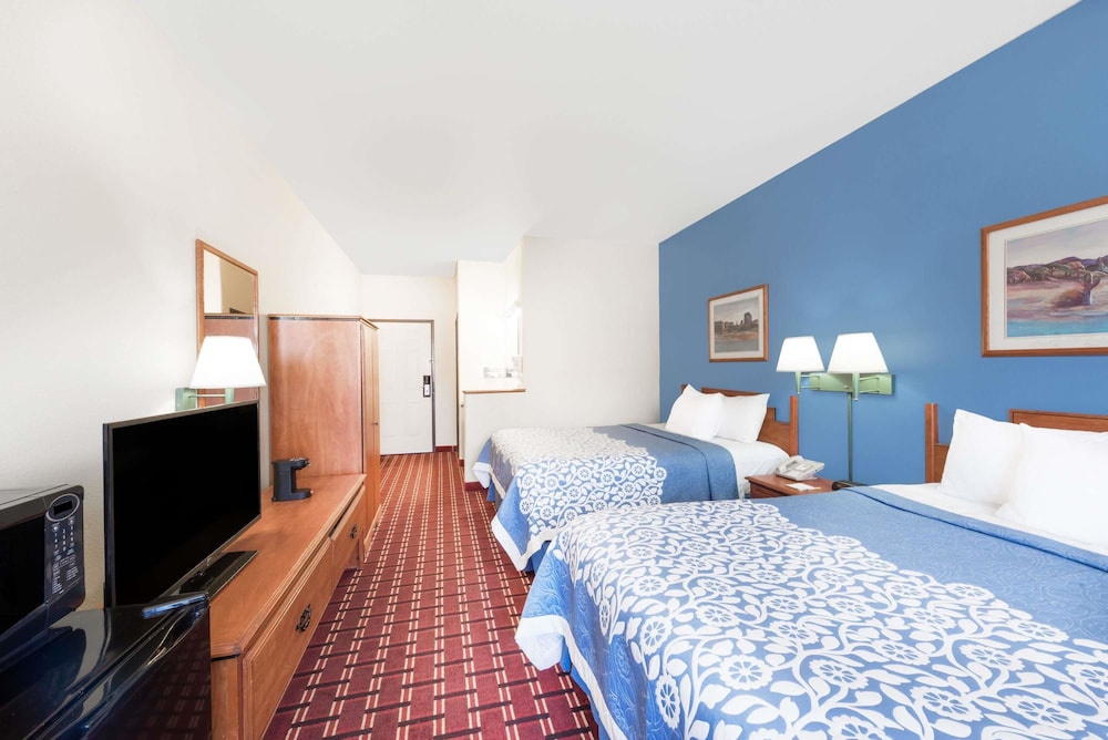 Days Inn & Suites By Wyndham Lordsburg 6/17