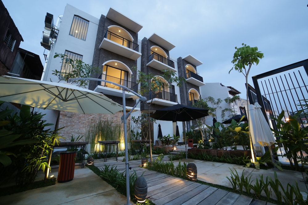 1825 Gallery Hotel 3/50
