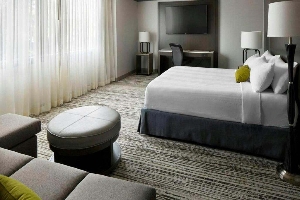 1 Bedroom, Conference, Suite, King Bed, Sofa