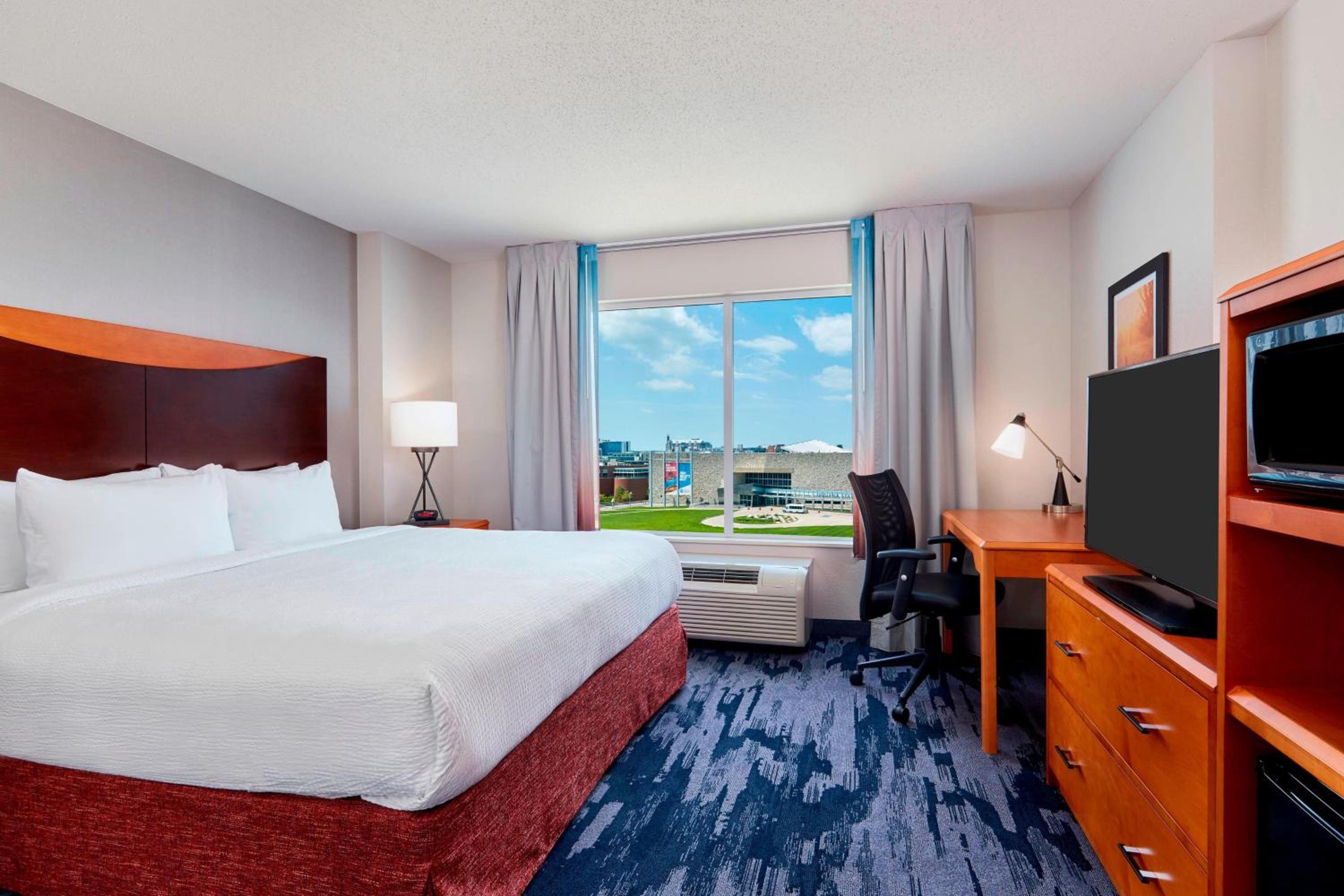Guest Room, King Bed, Skyline View, Top Floor