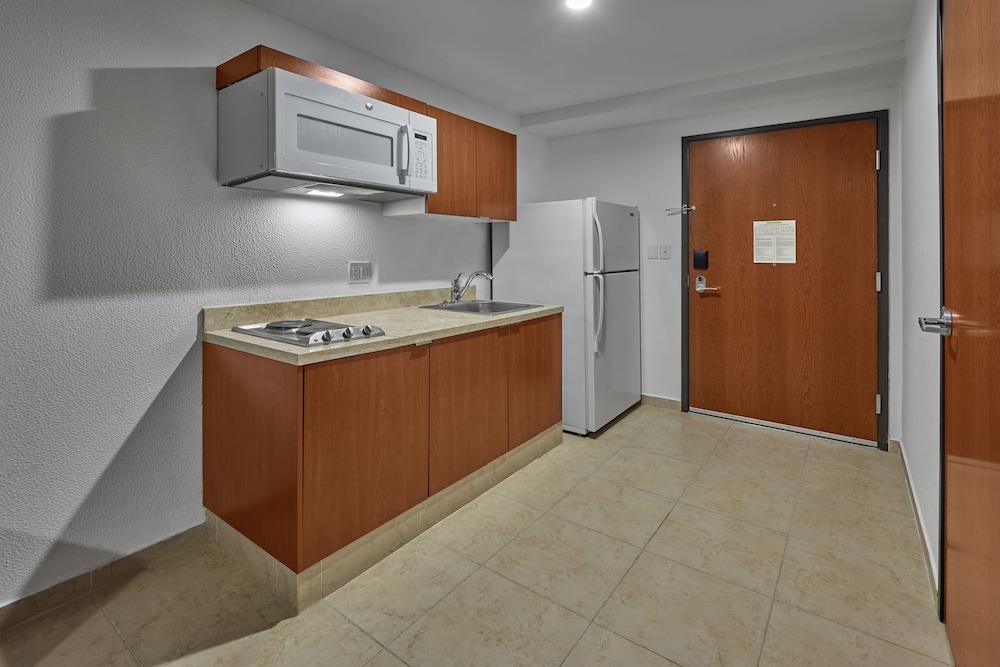 Extended Suites Monterrey Aeropuerto 13/56