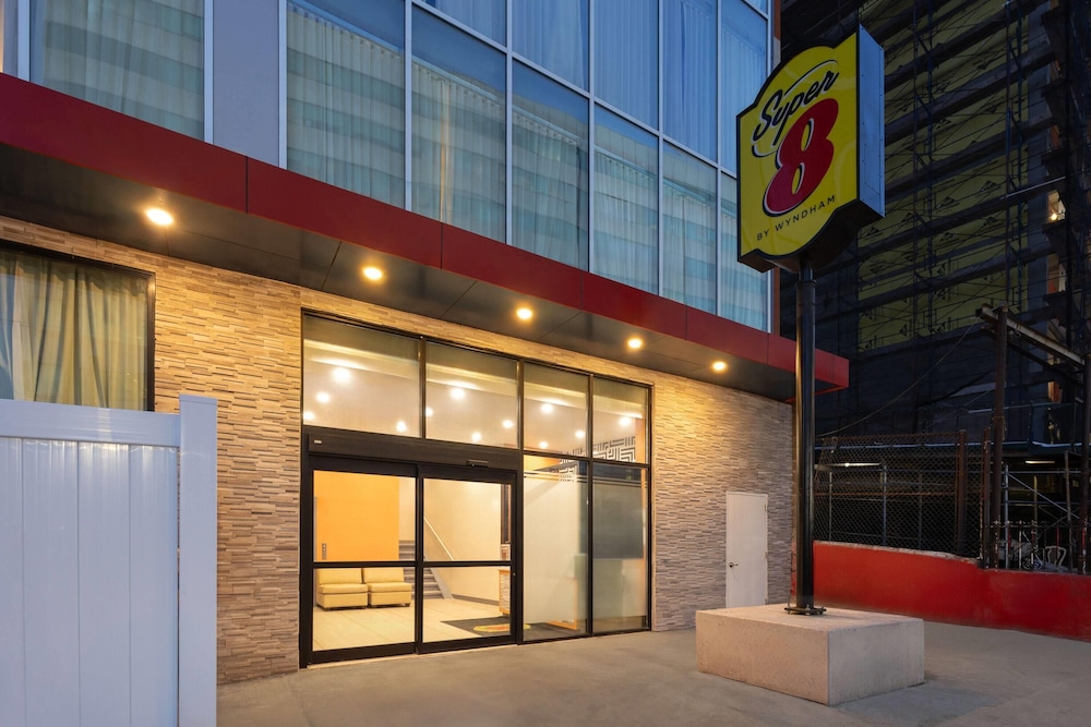 Super 8 by Wyndham Bronx Near Stadium 2/40