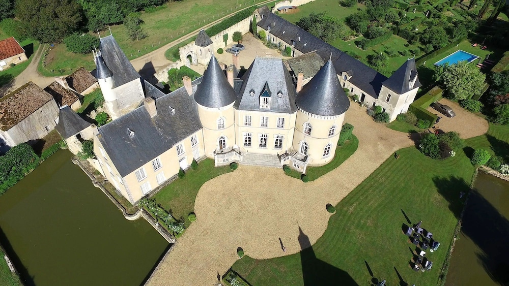 Chateau De Vauloge 25/30